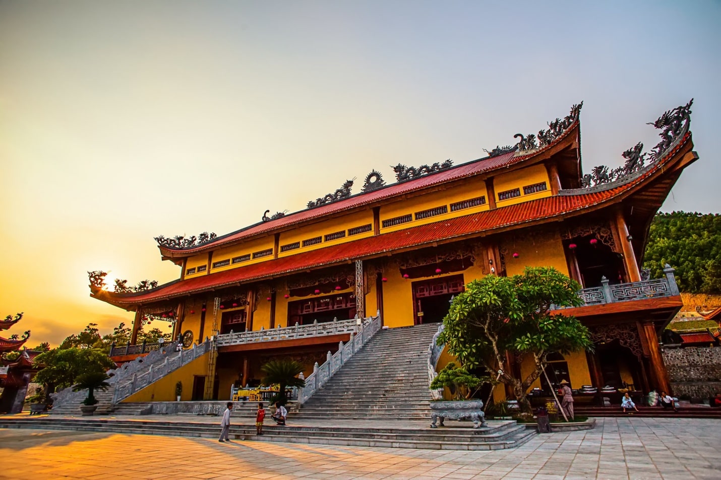 Chùa Ba Vàng địa diểm du lịch nổi tiếng tại Quảng Ninh