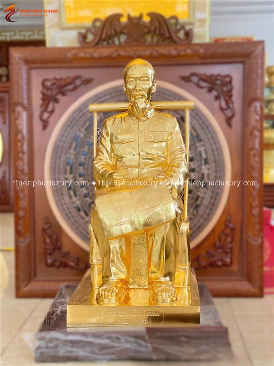 Tượng Bác Hồ ngồi ghế mây 90cm thếp vàng 9999