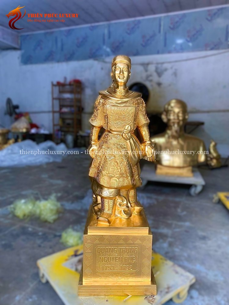 Tượng vua Quang Trung dát vàng 9999 cao 90cm