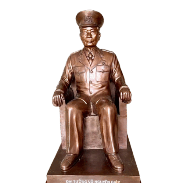 Tượng đại tướng Võ Nguyễn Giáp